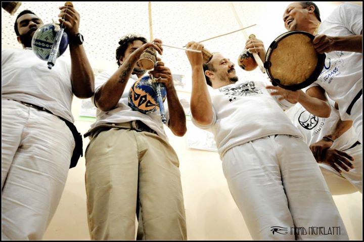 mestrs de capoeira na bateria de Angola . Capoeira Roma